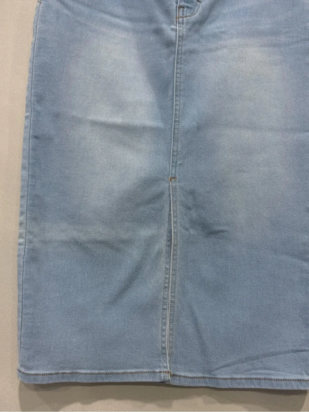 1822 Denim Blue Stretch Denim Skirt Front Slit 27” Comfortable Fit Size 6 - Picture 2 of 12